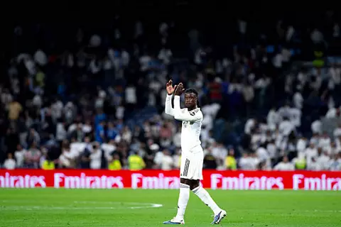 عقاب ذاتي في سانتياجو برنابيو.. كامافينجا يواجه غضب جماهير ريال مدريد